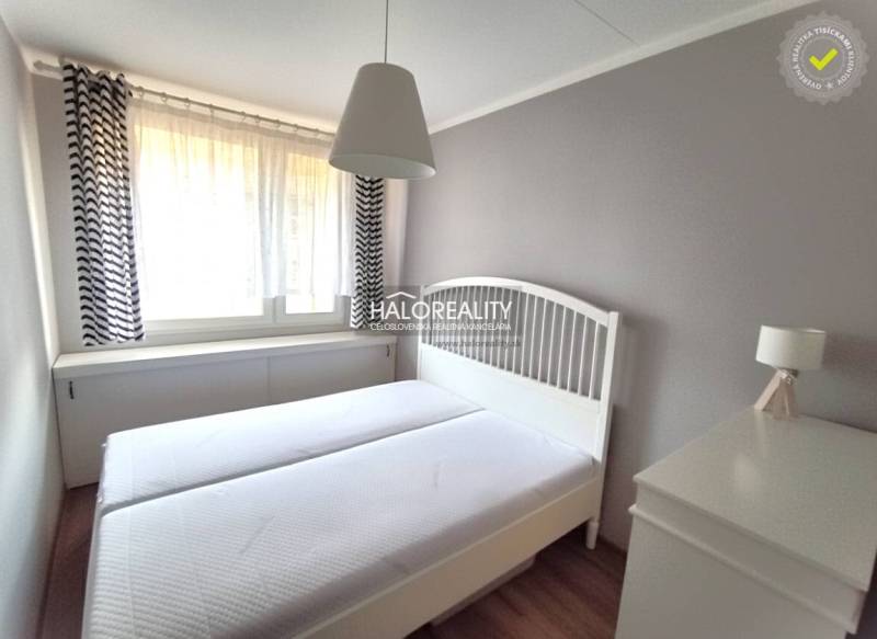 Predaj, dvojizbový byt Košice Západ - Terasa, Luník ... - Spálňa v 2-izbovom byte s bielym nábytkom a jemnými závesmi.