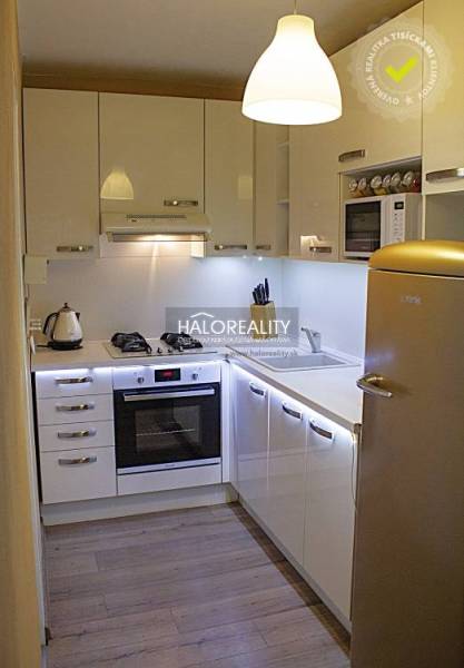 Predaj, dvojizbový byt Košice Západ - Terasa, Luník ... - Kuchyňa v 2-izbovom byte s bielymi skrinkami a podlahou s dreveným dekorom.