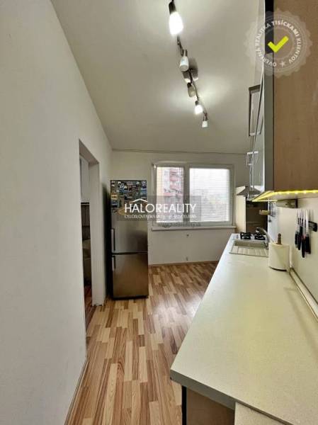 Predaj, trojizbový byt Levice, Rybníky III, po rekon... - Kuchyňa v 3-izbovom byte s podlahou s dreveným dekorom a bielymi stenami.