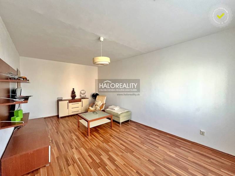 Predaj, trojizbový byt Levice, Rybníky III, po rekon... - Obývačka v 3-izbovom byte s podlahou s dreveným dekorom, minimalizmus, svetlé steny, nábytok.