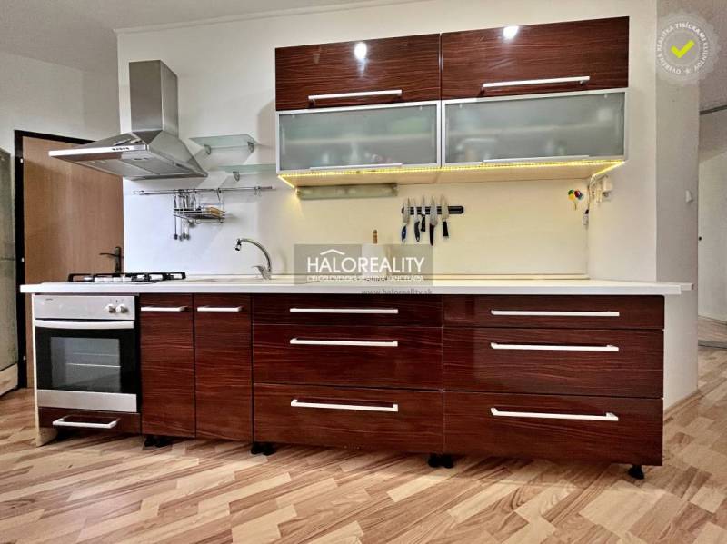 Predaj, trojizbový byt Levice, Rybníky III, po rekon... - Kuchyňa v 3-izbovom byte s kuchynskou linkou a podlahou s dreveným dekorom.