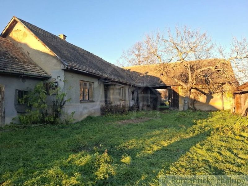 Slnečný rovinatý pozemok so šírkou, aká sa dnes nevidí