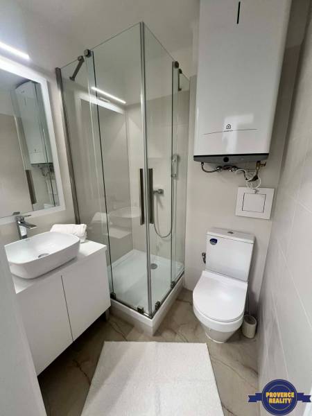 PREDAJ: 2 izbový tehlový byt-komplet.rek. - KOMÁRNO - Kúpeľňa v 2-izbovom byte s moderným sprchovým kútom a umývadlom.