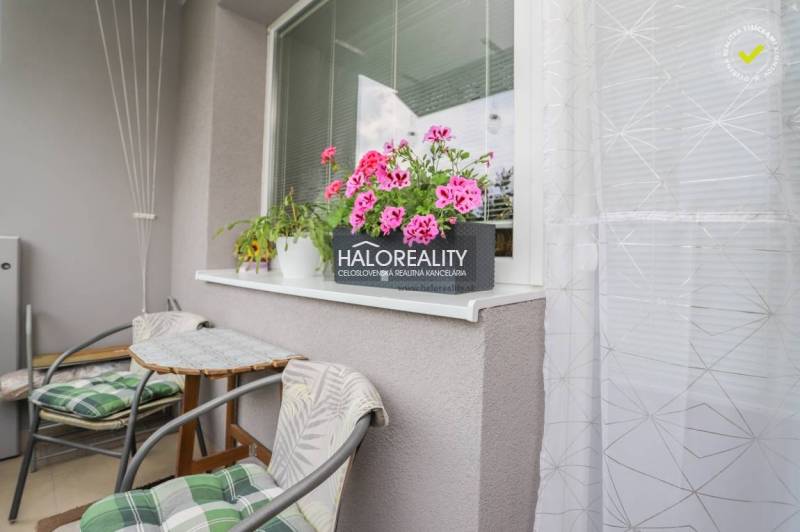 REZERVOVANÉ - Predaj, trojizbový byt Považská Bystri... - Balkón 3-izbového bytu s kvetmi a stolom, vhodný na relax.