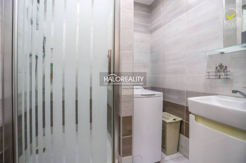 REZERVOVANÉ - Predaj, trojizbový byt Považská Bystri... - Kúpeľňa s práčkou a sprchovacím kútom v 3-izbovom byte, svetlé obklady, čistý dizajn.