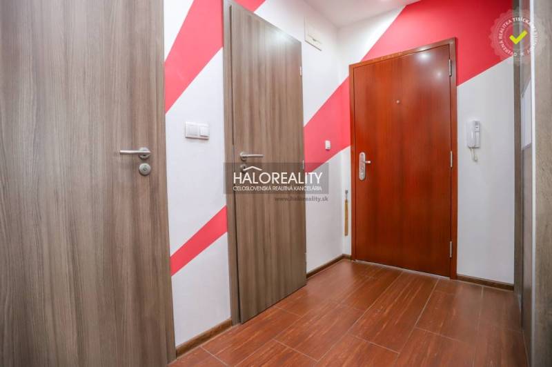 REZERVOVANÉ - Predaj, trojizbový byt Považská Bystri... - Predsieň v 3-izbovom byte s podlahou s dreveným dekorom a farebnou stenou.