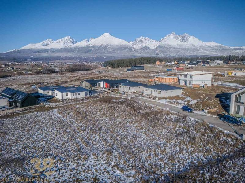 Stavebný pozemok v lokalite Medzi Vodami - Zasnežené pozemky na bývanie v Mlynici s panoramatickým výhľadom na hory.