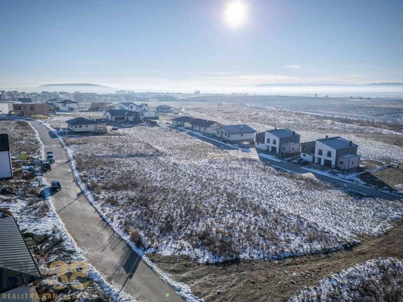 Stavebný pozemok v lokalite Medzi Vodami - Zasnežené pozemky - bývanie v Mlynici s výhľadom na okolité hory.