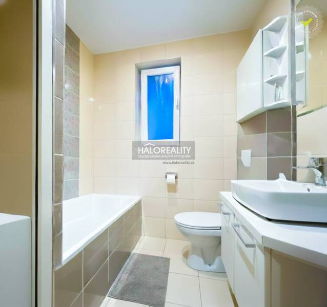 Predaj, dvojizbový byt Považská Bystrica - Kúpeľňa s vaňou a umývadlom v 2-izbovom byte, dominuje svetlá dlažba.