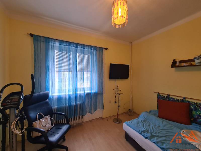 Na predaj priestranný rodinný dom Hurbanovo ! - Izba v rodinnom dome s cvičebným zariadením, kreslom a televízorom.