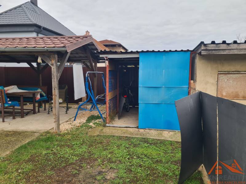 Na predaj priestranný rodinný dom Hurbanovo ! - Záhrada rodinného domu v Hurbanove, altánok, kôlňa, bicykel, hojdačka, trávnatá plocha.