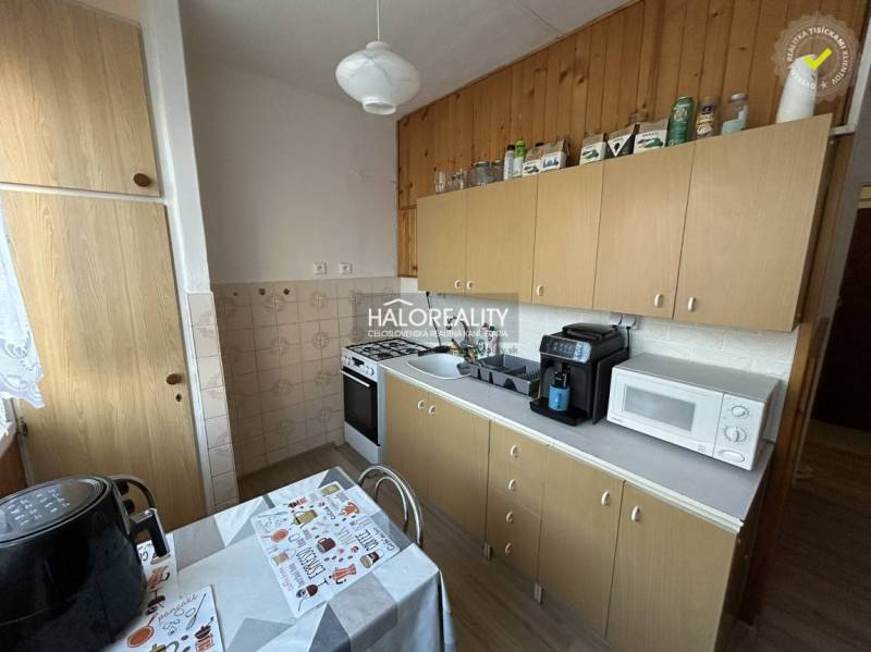 Predaj, dvojizbový byt Spišská Nová Ves, Tarča - ZNÍ... - Kuchyňa v 2-izbovom byte s dreveným dekorom, vrátane spotrebičov a jedálenského stola.