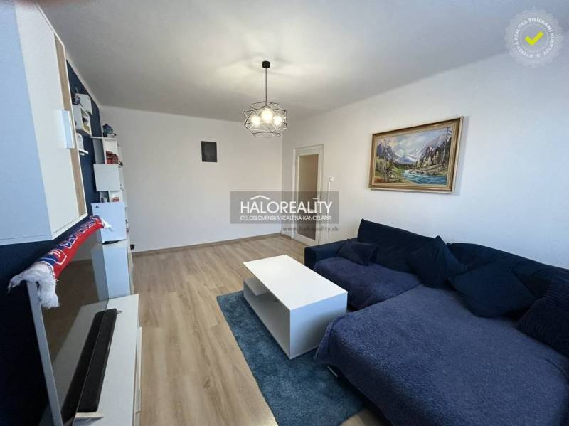 Predaj, dvojizbový byt Spišská Nová Ves, Tarča - ZNÍ... - Obývačka v 2-izbovom byte s podlahou s dreveným dekorom a rozkladacou pohovkou.