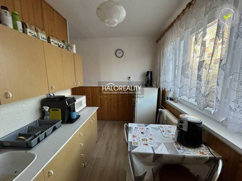 Predaj, dvojizbový byt Spišská Nová Ves, Tarča - ZNÍ... - Kuchyňa v 2-izbovom byte so spotrebičmi a dlhými záclonami cez okno.