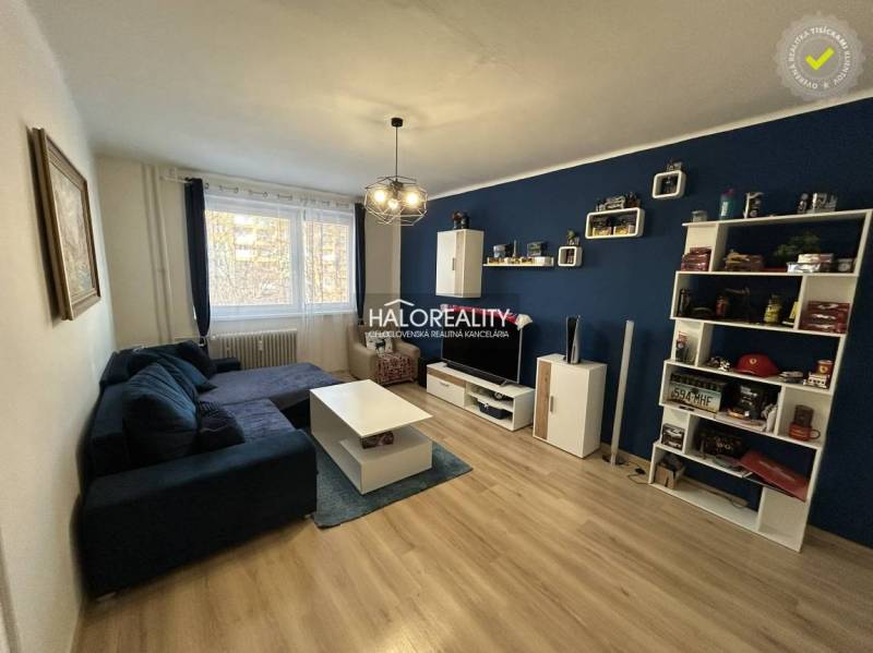 Predaj, dvojizbový byt Spišská Nová Ves, Tarča - ZNÍ... - Obývacia izba s tmavomodrou stenou, sedačkou, podlahou s dreveným dekorom a nábytkom v 2-izbovom byte.