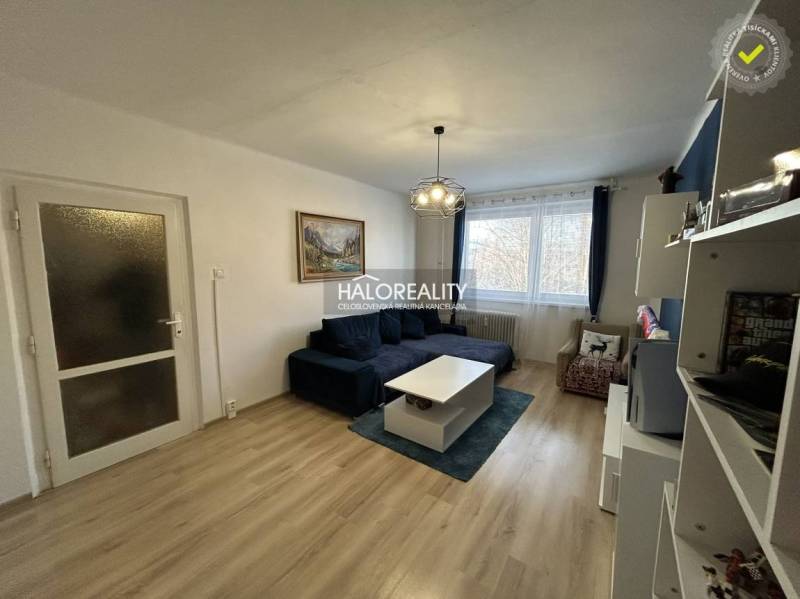 Predaj, dvojizbový byt Spišská Nová Ves, Tarča - ZNÍ... - Obývacia izba v 2-izbovom byte s podlahou s dreveným dekorom a pohodlnou sedačkou.