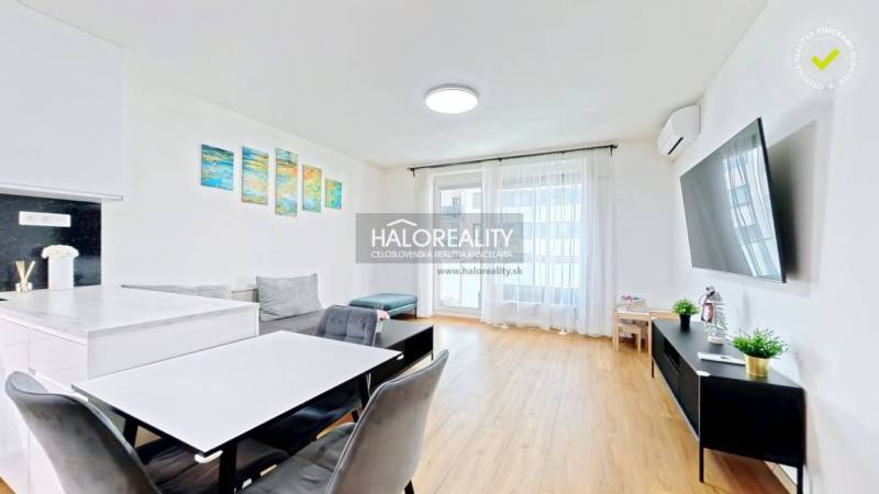 Predaj, dvojizbový byt Bratislava Ružinov, Trnavská ... - Obývacia izba v 2-izbovom byte s podlahou s dreveným dekorom a nábytkom.