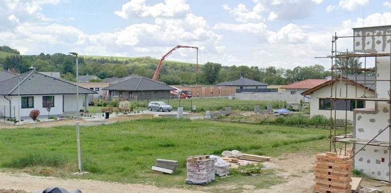 ***NOVÁ CENA***Stavebný pozemok 591m2 v novej lokalite, Modrovka - Pozemky - bývanie v Modrovke; vidieť rozostavané domy a stavebný materiál.