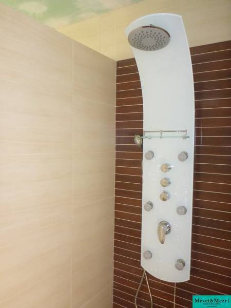 Na predaj – veľkorysý rodinný dom s úžasným výhľadom a pozemkom - Sprchový panel na stene s dlaždicami v rodinnom dome.