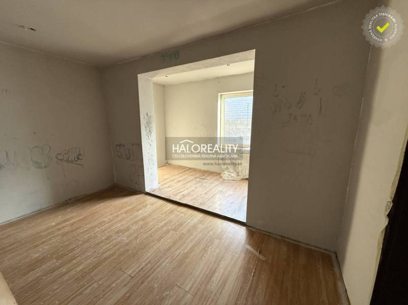 Predaj, rodinný dom Chynorany - EXKLUZÍVNE HALO REALITY - Izba v rodinnom dome s podlahou s dreveným dekorom a nápismi na stenách.