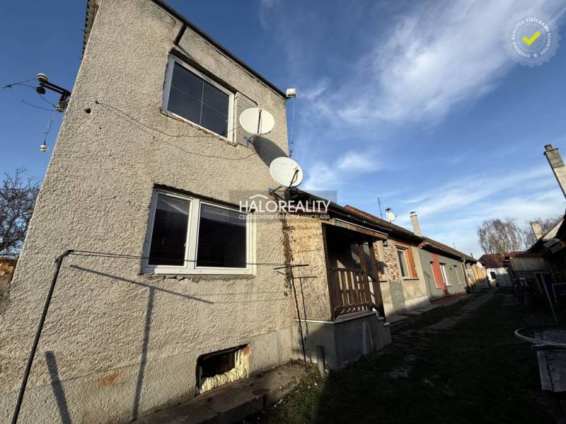 Predaj, rodinný dom Chynorany - EXKLUZÍVNE HALO REALITY - Rodinný dom v Chynoranoch so satelitmi a záhradou, vedľa ďalšie domy.