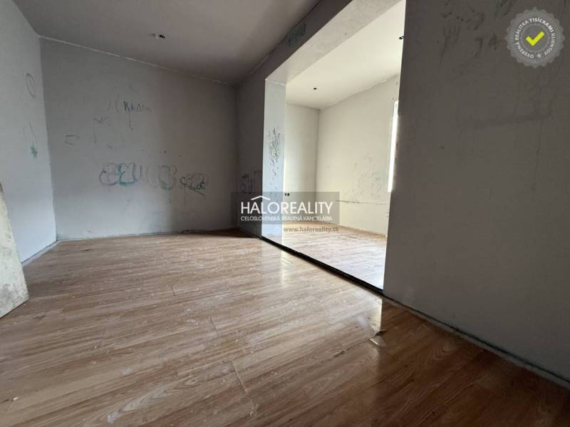 Predaj, rodinný dom Chynorany - EXKLUZÍVNE HALO REALITY - Izba v rodinnom dome s podlahou s dreveným dekorom a jednoduchými stenami.