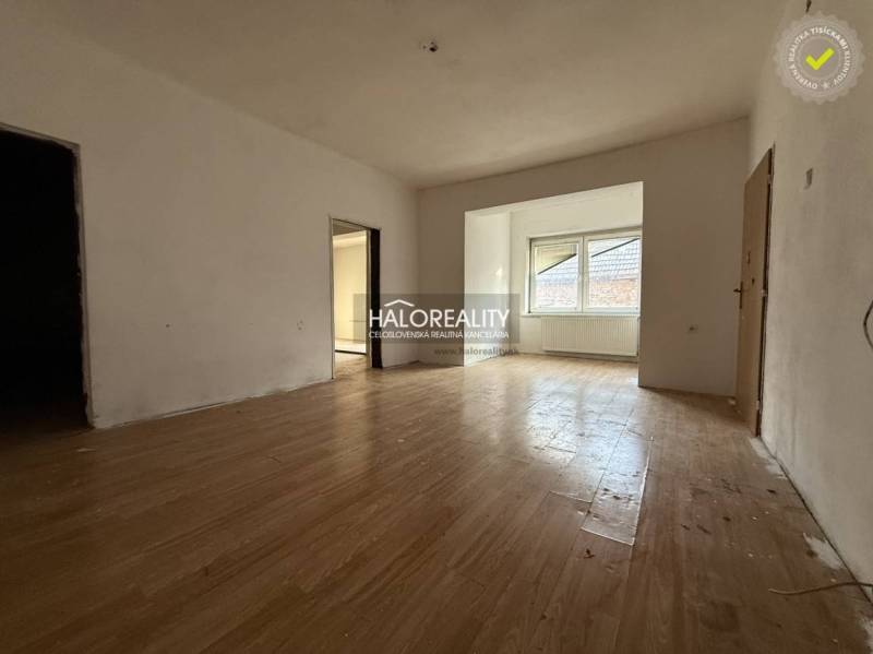 Predaj, rodinný dom Chynorany - EXKLUZÍVNE HALO REALITY - Interiér rodinného domu s podlahou s dreveným dekorom a veľkým oknom.