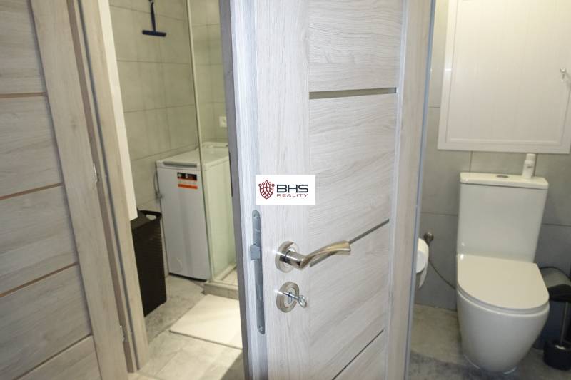 PREDAJ- 3-iz. byt, Homolova - Dúbravka, 67 m2, 11./12. posch., lodžia - Kúpeľňa v 3-izbovom byte so sprchou, práčkou a toaletou.