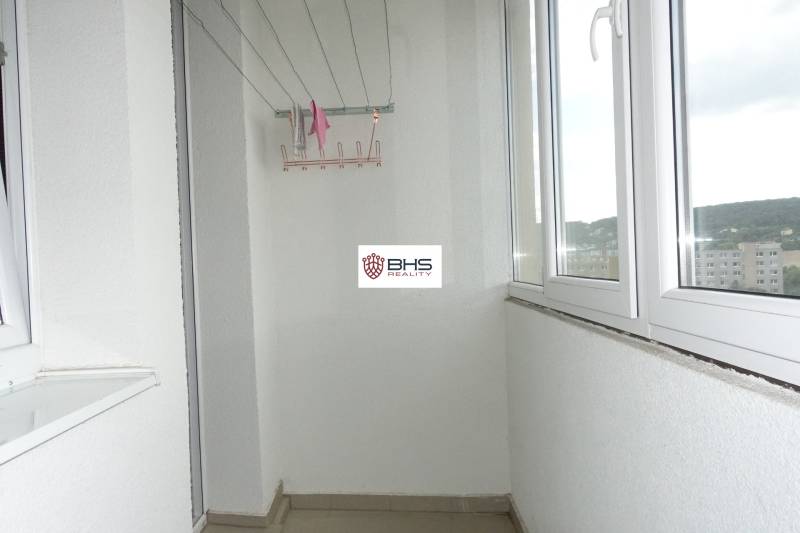 PREDAJ- 3-iz. byt, Homolova - Dúbravka, 67 m2, 11./12. posch., lodžia - Zasklený balkón v 3-izbovom byte s výhľadom na mestskú časť.