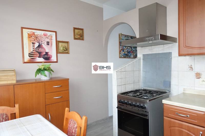 PREDAJ- 3-iz. byt, Homolova - Dúbravka, 67 m2, 11./12. posch., lodžia - Kuchyňa v 3-izbovom byte s plynovým sporákom a dreveným dekorom nábytku.