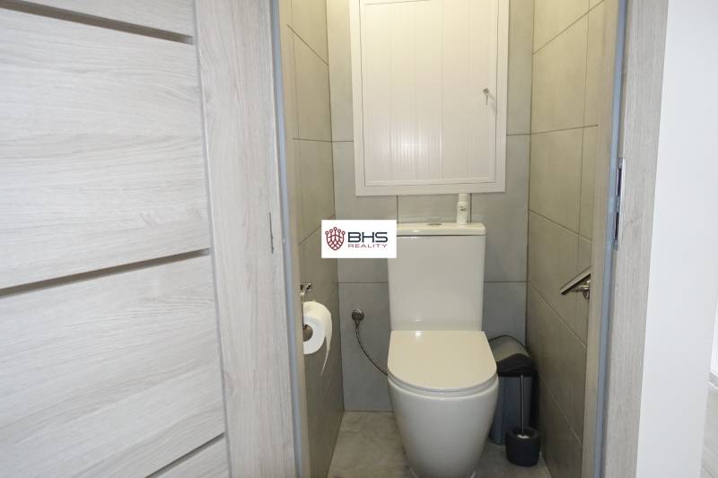PREDAJ- 3-iz. byt, Homolova - Dúbravka, 67 m2, 11./12. posch., lodžia - Toaleta v 3-izbovom byte s dlažbou a šedými stenami.