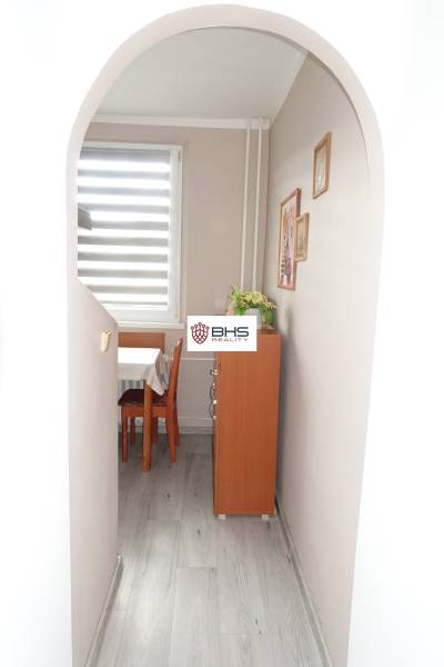 PREDAJ- 3-iz. byt, Homolova - Dúbravka, 67 m2, 11./12. posch., lodžia - Chodba s oblúkovým vstupom, podlaha s dreveným dekorom, vedie k jedálni v 3-izbovom byte.