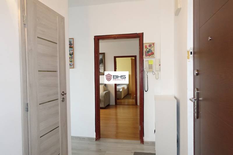 PREDAJ- 3-iz. byt, Homolova - Dúbravka, 67 m2, 11./12. posch., lodžia - Chodba v 3-izbovom byte s podlahou s dreveným dekorom a interkomom.