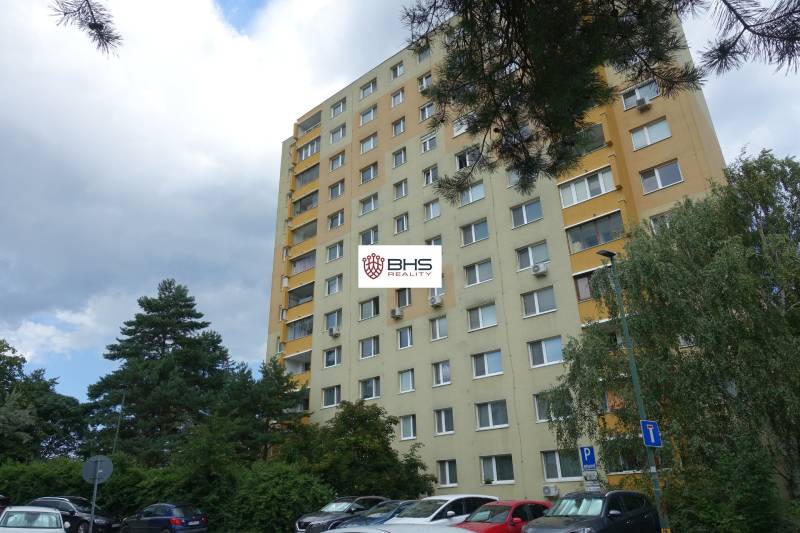 PREDAJ- 3-iz. byt, Homolova - Dúbravka, 67 m2, 11./12. posch., lodžia - Bytový dom v Bratislave-Dúbravke na Homolovej ulici, obklopený stromami a parkoviskom.