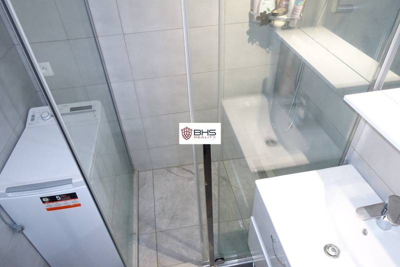 PREDAJ- 3-iz. byt, Homolova - Dúbravka, 67 m2, 11./12. posch., lodžia - Kúpeľňa so sprchovacím kútom a práčkou v 3-izbovom byte.