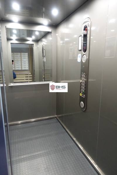 PREDAJ- 3-iz. byt, Homolova - Dúbravka, 67 m2, 11./12. posch., lodžia - Interiér výťahu s ovládacím panelom a zrkadlom v 3-izbovom byte.