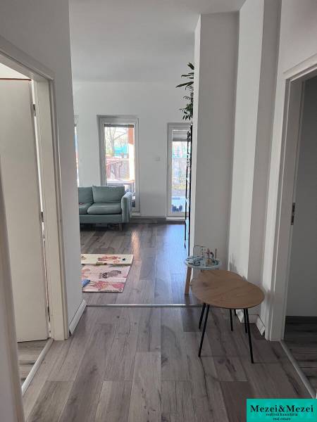 Na predaj moderný 4-izbový byt s veľkou terasou a súkromnou záhradou - Kožená sedačka, svetlá miestnosť, podlaha s dreveným dekorom, 4-izbový byt.