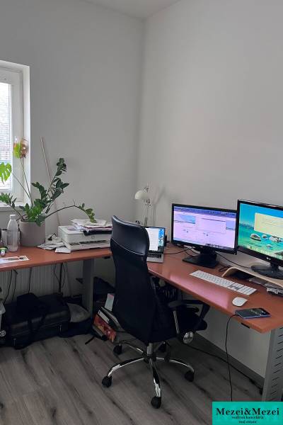 Na predaj moderný 4-izbový byt s veľkou terasou a súkromnou záhradou - Domáca kancelária s počítačom a podlahou s dreveným dekorom v 4-izbovom byte.