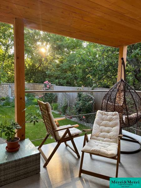 Na predaj moderný 4-izbový byt s veľkou terasou a súkromnou záhradou - Terasa so záhradným nábytkom a zeleňou v 4-izbovom byte v Bratislava - Vrakuňa.