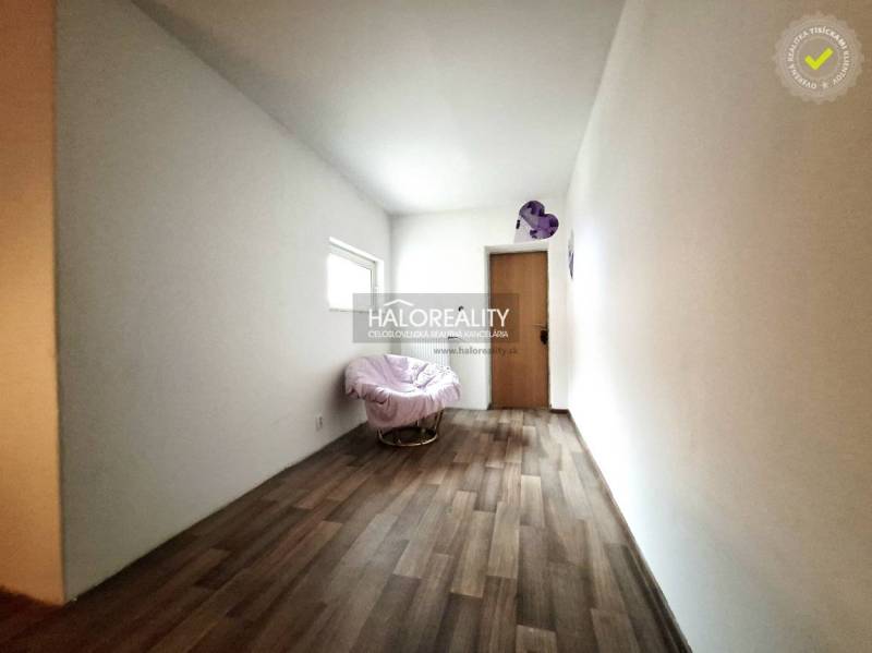 Predaj, rodinný dom Komárno, štvorizbový, čiastočná ... - Miestnosť v rodinnom dome s kreslom a podlahou s dreveným dekorom.