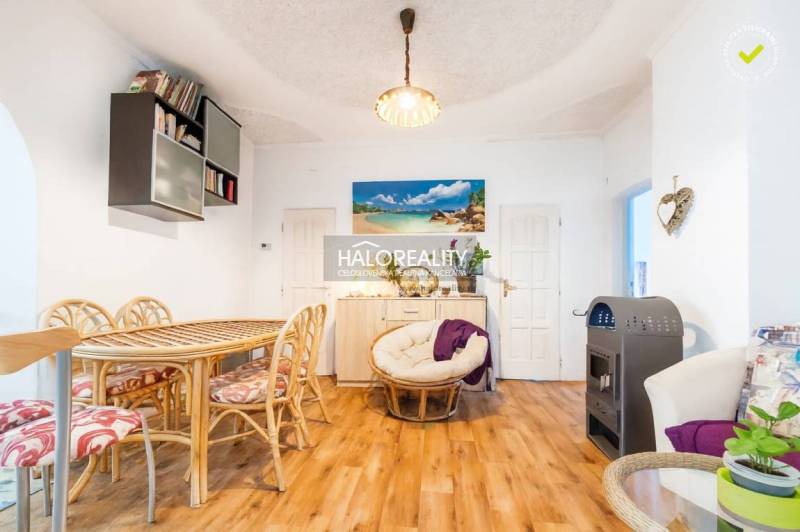 Predaj, rodinný dom Komárno, štvorizbový, čiastočná ... - Ratanový nábytok a podlaha s dreveným dekorom v rodinnom dome, doplnené dekoráciami.