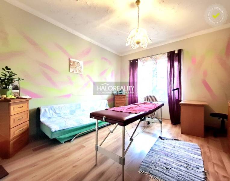 Predaj, rodinný dom Komárno, štvorizbový, čiastočná ... - Izba v rodinnom dome s masážnym stolom a podlahou s dreveným dekorom.