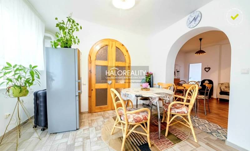 Predaj, rodinný dom Komárno, štvorizbový, čiastočná ... - Jedálenský kút v rodinnom dome s oblúkovými dverami a prírodnou výzdobou.