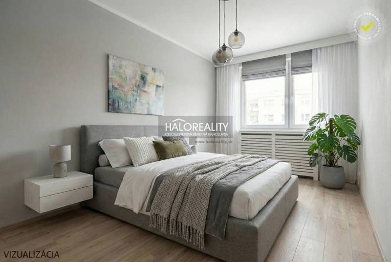 Predaj, trojizbový byt Považská Bystrica, Rozkvet - ... - Svetlá spálňa s pohodlnou posteľou, podlaha s dreveným dekorom, visiace lampy, rastlina.