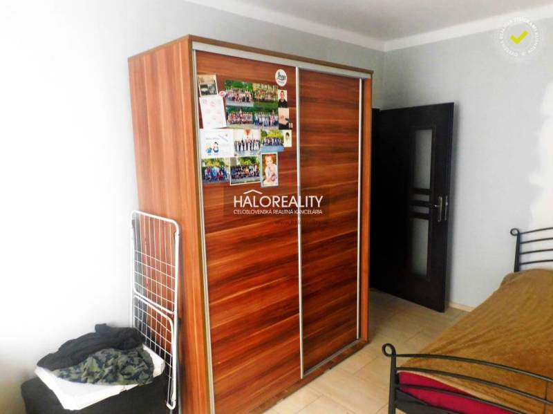 Predaj, dvojizbový byt Topoľčany, Centrum - Kuchyňa s dreveným dekorom a kameňovým obkladom v 2-izbovom byte.