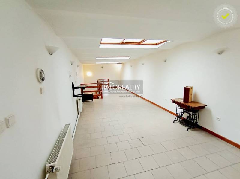 Predaj, rodinný dom Košice Staré Mesto - Centrum, Hl... - Svetlá chodba v rodinnom dome s bielymi stenami a strešnými oknami.