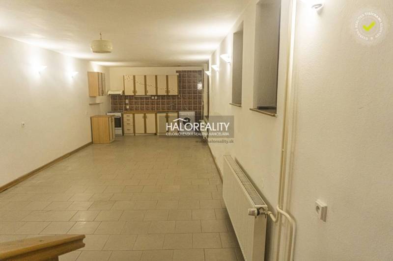 Predaj, rodinný dom Košice Staré Mesto - Centrum, Hl... - Priestranná kuchyňa a jedáleň v rodinnom dome s dlažbou a svetlým osvetlením.