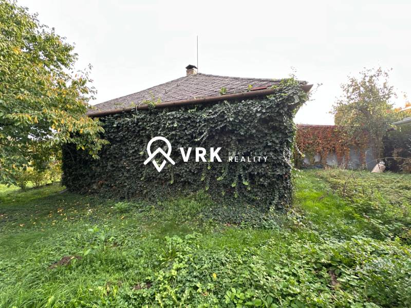 RODINNÝ DOM - CHALUPA, KALŠA - Rodinný dom v Kalši porastený hustým brečtanom a obklopený zeleňou.