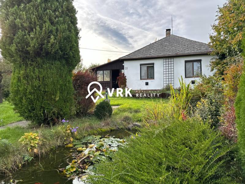 RODINNÝ DOM - CHALUPA, KALŠA - Rodinný dom v Kalši s krásnou záhradou a malým jazierkom obklopeným zeleňou.