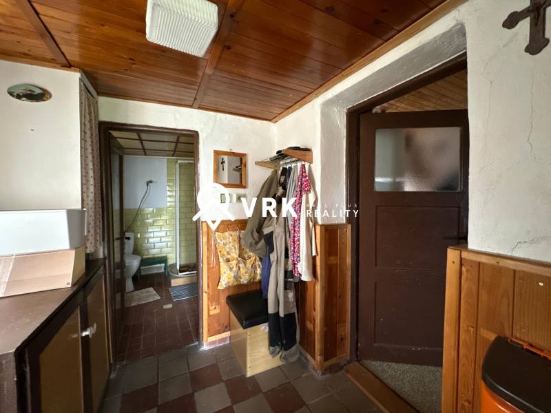 RODINNÝ DOM - CHALUPA, KALŠA - Interiér rodinného domu so vstupom do kúpeľne a vešiakmi na oblečenie.